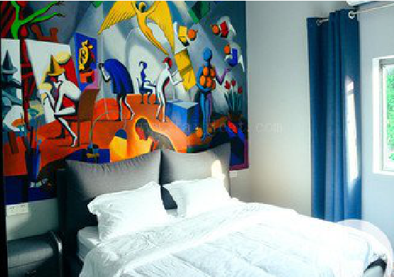 洱源对于酒店的墙体彩绘而言更注重哪些方面？